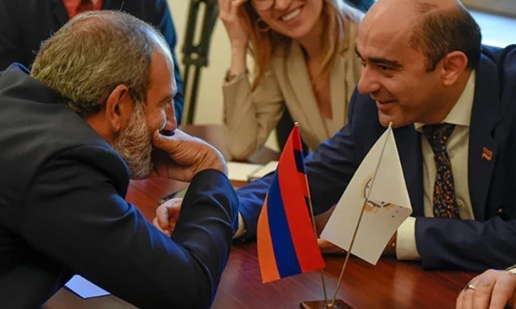 maruqyan-pashinyan_R-vzE.jpg