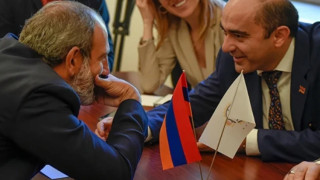 maruqyan-pashinyan_R-vzE.jpg